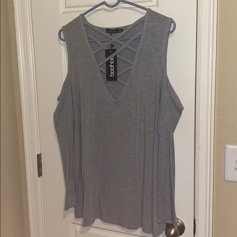 Gray long-sleeved cold should top